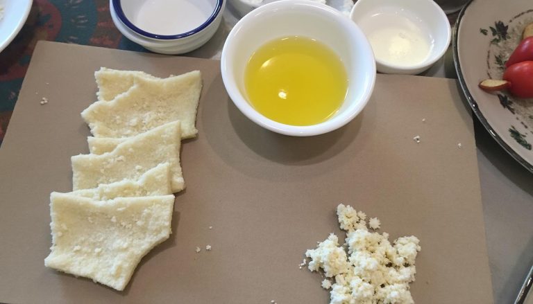 découvrez les défis méconnus de la voiture électrique, au-delà des idées reçues comme offrir des cafés pendant les recharges, avec une analyse approfondie des réalités du quotidien.